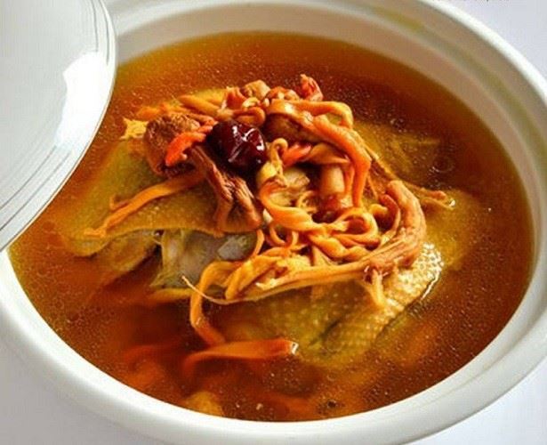 Gà hầm đông trùng hạ thảo – món ăn tuyệt vời cho làn da mùa hanh khô