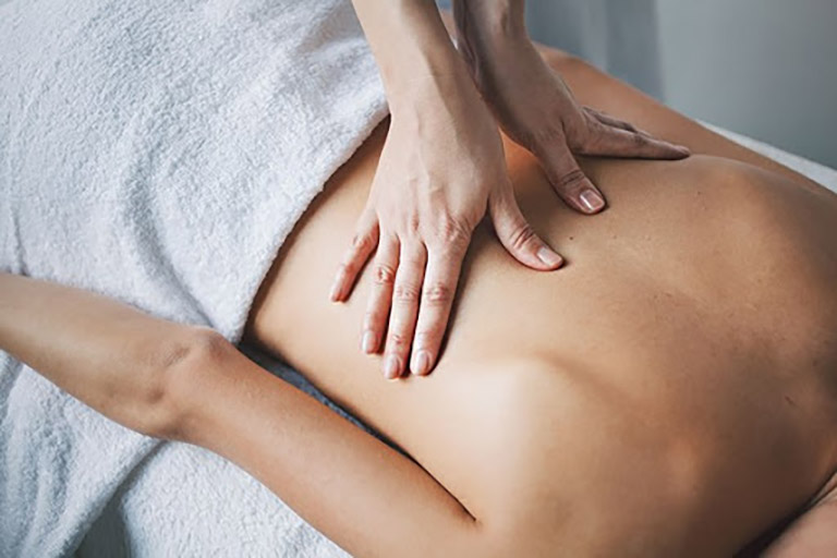 Bấm huyệt chữa đau lưng là phương pháp được rất nhiều người bệnh ưu tiên áp dụng tại nhà