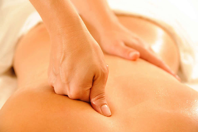Các động tác day ấn trong bấm huyệt có tác dụng kích thích tuần hoàn máu và mang lại hiệu quả giảm đau