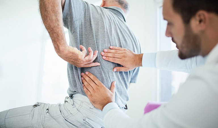 Thăm khám và điều trị chuyên khoa đối với những trường hợp đau lưng do bệnh lý