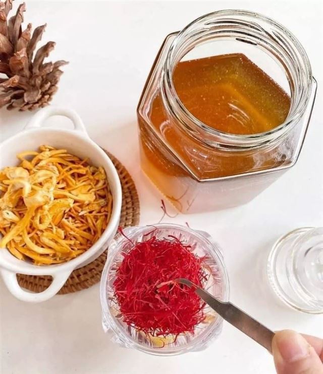 Cách pha đông trùng hạ thảo mật ong saffron hiệu quả