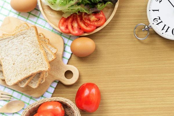 Giờ ăn giúp giảm mỡ máu, ổn định đường huyết.